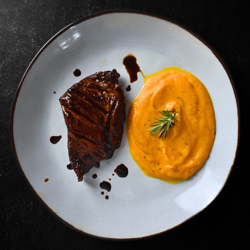 Secreto ibérico glaseado en miso rojo con puré de boniato